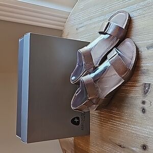 Adam Tucker by Me Too Size 7 M Shea 5 Metallic Champagne Sandals